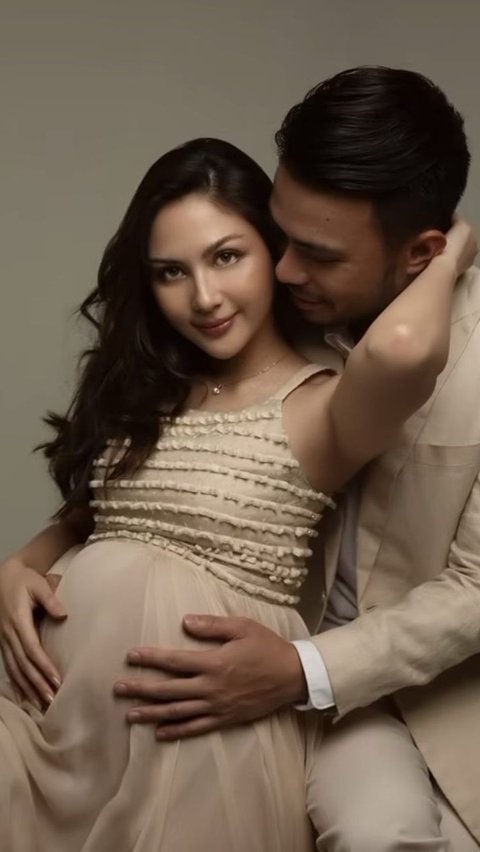 Although conceived simply with a plain background, their maternity shoot made netizens emotional.