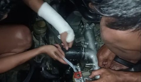 Prajurit asal Atambua, Nusa Tenggara Timur (NTT) itu terlihat sangat mahir ketika diminta mengecek kerusakan dalam mesin truck.<br>