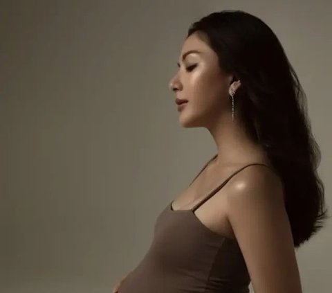 Portrait of Jessica Mila's Maternity Shoot in a Sheer Dress