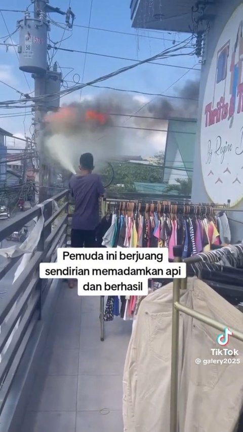 Viral Momen Pemuda Berjuang Sendirian Padamkan Api dari Kabel Tiang Listrik, Tuai Pujian