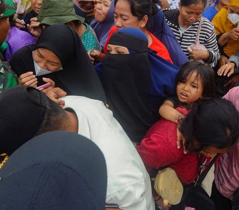 FOTO: Warga Berdesakan Serbu Operasi Pasar Murah di Pamulang di Tengah Harga Beras Semakin Mahal
