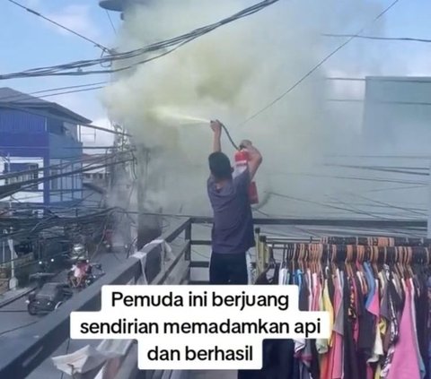 Viral Momen Pemuda Berjuang Sendirian Padamkan Api dari Kabel Tiang Listrik, Tuai Pujian