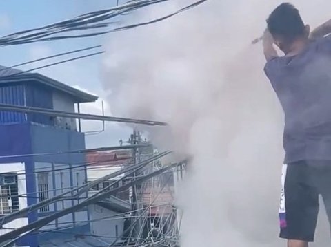 Viral Momen Pemuda Berjuang Sendirian Padamkan Api dari Kabel Tiang Listrik, Tuai Pujian