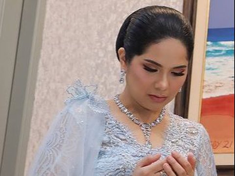 Combine Soft Blue Kebaya and Luxurious Diamonds, Beautiful Portraits of Annisa Pohan and Her Husband's Inauguration