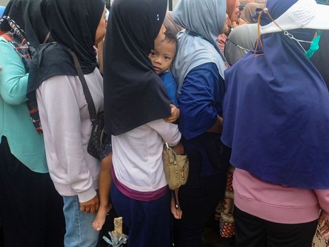 FOTO: Warga Berdesakan Serbu Operasi Pasar Murah di Pamulang di Tengah Harga Beras Semakin Mahal