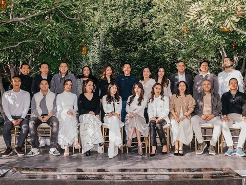 Nia Ramadhani's Moment of Taking Photos with the Bakrie Extended Family, Having Old Money Vibes