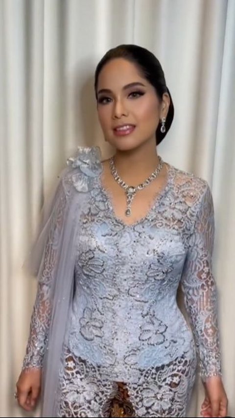 Penampilannya tambah cantik dengan menambah kalung sebagai aksesoris.