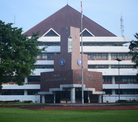 Pada tahun 1966 dia melanjutkan studi di Departemen of Rural Sociology Universita Wisconsin, dan kembali ke IPB pada tahun 1968.