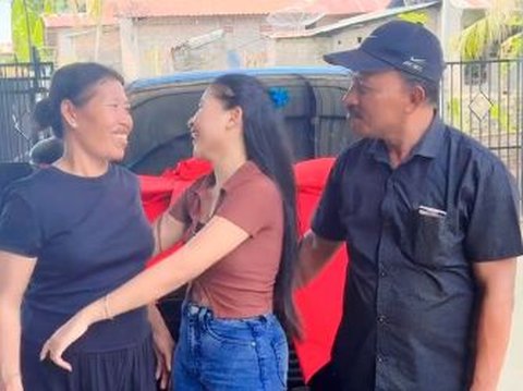 Momen Haru Wanita Cantik Beri Kejutan ke Ortu, Datangkan Hadiah Mewah Bikin Ayah Ibu Tersenyum Bahagia