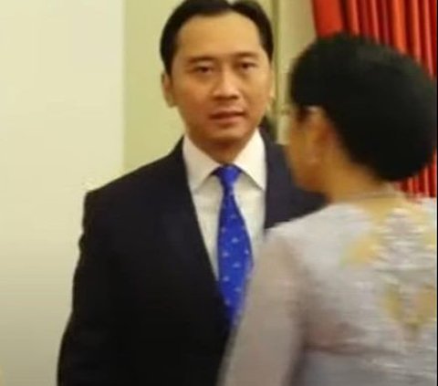 Ibas terlihat bahagia dan tersenyum manis saat mendampingi sang kakak AHY dilantik jadi menteri Menteri ATR/BPN di Istana.