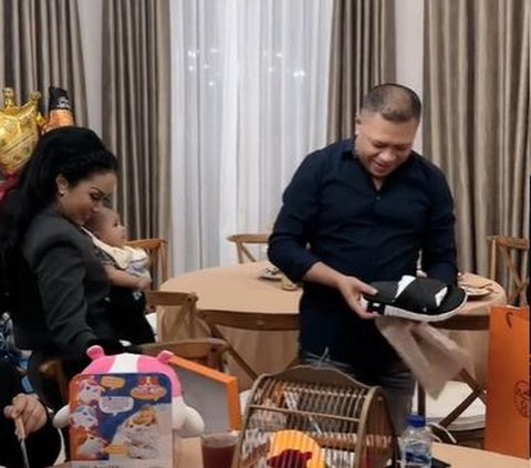 Raul Lemos's Reaction When Receiving a Gift from Aurel and Atta Halilintar Becomes the Talk