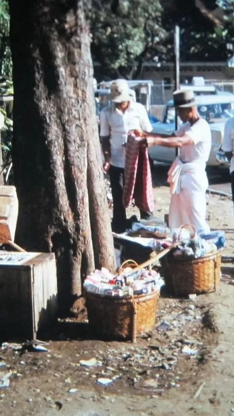 Begini Potret Para Pedagang Jadul Tahun 80an dari Warteg Hingga Penjual Kerupuk Dijamin Bikin Nostalgia