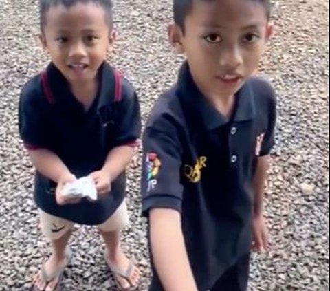 Patut Dicontoh, Dua Bocah Beri Tabungannya untuk Donasi ke Orang yang Rumahnya Hampir Roboh