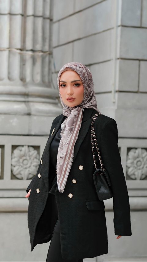 Imel combines a blazer and a hijab with a pattern that makes her appearance even more elegant.