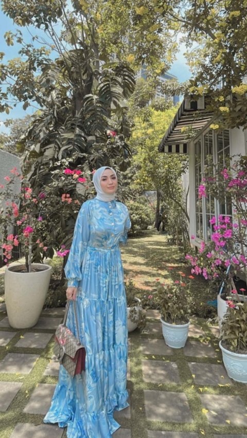 Gunakan gamis biru bermotif dengan hijab senada, Imel tampil begitu percaya diri