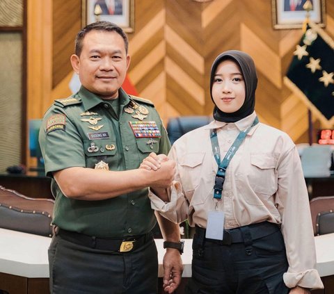 Portrait of Nur Aini, a Beautiful Girl Cement Porter who went Viral after Graduation, Photo with Family, Her Sister is Equally Beautiful