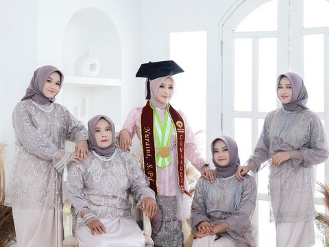 Portrait of Nur Aini, a Beautiful Girl Cement Porter who went Viral after Graduation, Photo with Family, Her Sister is Equally Beautiful