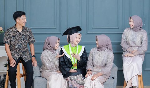 Lulus dengan Predikat Cumlaude