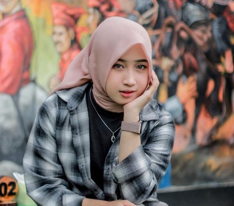 Portrait of Nur Aini, a Beautiful Girl Cement Porter who went Viral after Graduation, Photo with Family, Her Sister is Equally Beautiful