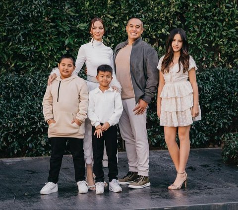 Nia Ramadhani's Moment of Taking Photos with the Bakrie Extended Family, Having Old Money Vibes