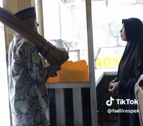 Momen Kakek Sugiyono Penjual Sapu Lidi Viral saat Dapat Bantuan, Bikin Haru