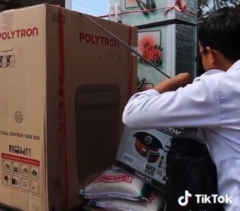 Momen Kakek Sugiyono Penjual Sapu Lidi Viral saat Dapat Bantuan, Bikin Haru