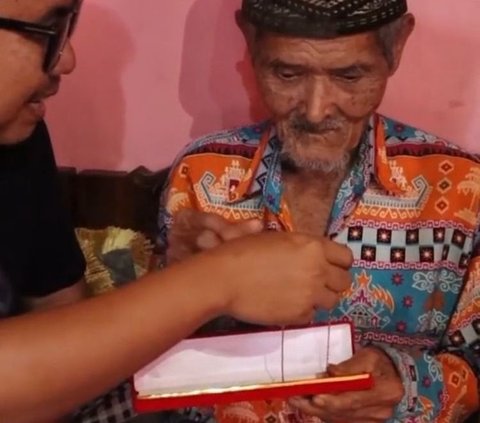 Momen Kakek Sugiyono Penjual Sapu Lidi Viral saat Dapat Bantuan, Bikin Haru