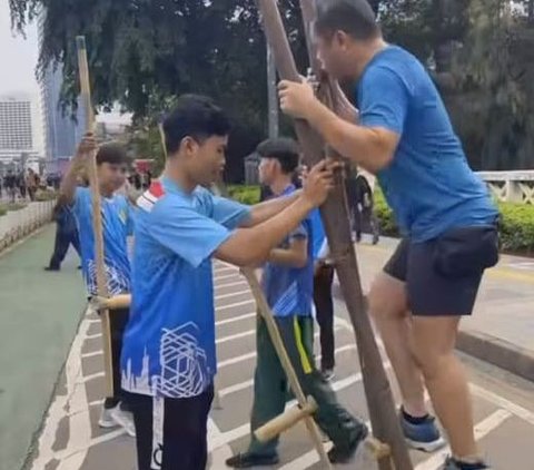 Kasad Maruli Simanjuntak Jajal Mainan Tradisional, Pakai Egrang di Pinggir Jalan jadi Sorotan