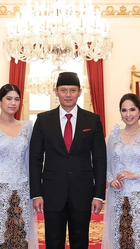 Annisa Pohan mendampingi AHY di pelantikan Menteri ATR/BPN. Ia memakai kebaya warna biru. Sang anak,Almira Tunggadewi Yudhoyono,  juga ikut mendampingi. 