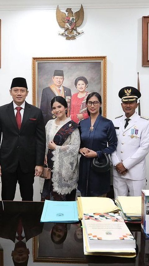 Annisa Pohan juga mendampingi suaminya di setiap kunjungan. Ini momen saat bertemu Bupati Pacitan.