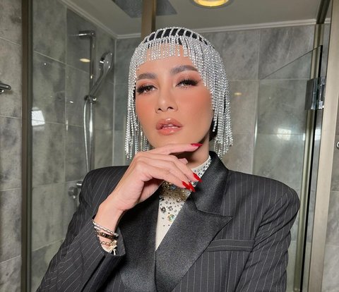 Olla Ramlan Appears Like Cleopatra with Soft Glam Makeup Style