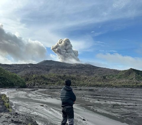 Alami Erupsi dan Semburkan Abu Vulkanik, Ini Fakta Gunung Dukono di Maluku Utara