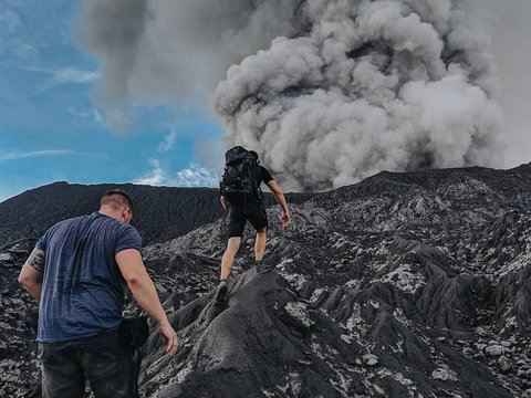 Alami Erupsi dan Semburkan Abu Vulkanik, Ini Fakta Gunung Dukono di Maluku Utara