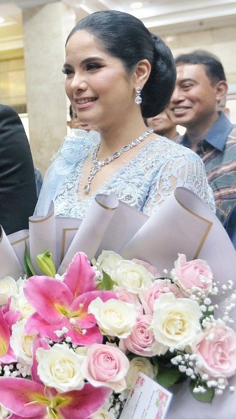 Annisa terlihat tampil cantik bak bidadari dalam balutan kebaya biru. Foto: Liputan6.com / Angga Yuniar<br>