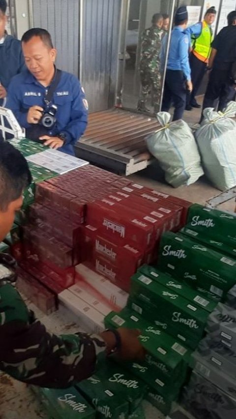 Ribuan Bungkus Rokok Ilegal Tak Bertuan Diselundupkan Lewat Cargo Pesawat di Palembang