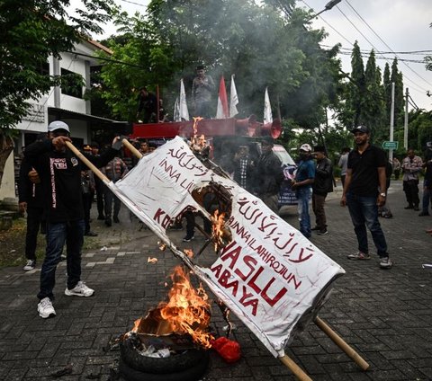 Sejumlah pengunjuk rasa menggelar protes dugaan kecurangan Pemilu 2024 di Gedung Badan Pengawas Pemilu (Bawaslu), Surabaya, Jawa Timur, Rabu (21/2/2024). Dalam aksinya, mereka membakar replika keranda mayat yang menjadi simbol matinya keadilan di Pemilu 2024.