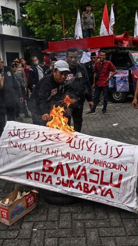 FOTO: Protes Kecurangan Pemilu 2024, Pengunjuk Rasa Bakar Keranda di Gedung Bawaslu Surabaya