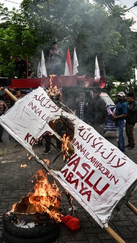 Pengunjuk rasa mendesak Bawaslu untuk berkomitmen menindaklanjuti laporan dugaan kecurangan dalam penyelenggaraan Pemilu 2024.