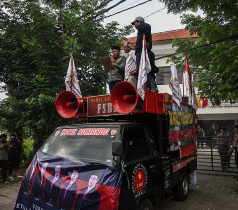 FOTO: Protes Kecurangan Pemilu 2024, Pengunjuk Rasa Bakar Keranda di Gedung Bawaslu Surabaya