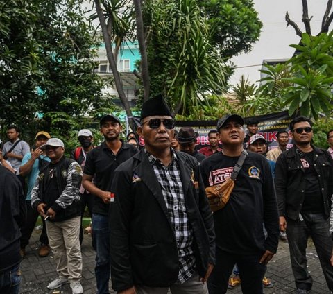 FOTO: Protes Kecurangan Pemilu 2024, Pengunjuk Rasa Bakar Keranda di Gedung Bawaslu Surabaya