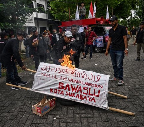 FOTO: Protes Kecurangan Pemilu 2024, Pengunjuk Rasa Bakar Keranda di Gedung Bawaslu Surabaya