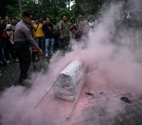 FOTO: Protes Kecurangan Pemilu 2024, Pengunjuk Rasa Bakar Keranda di Gedung Bawaslu Surabaya