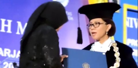 Momen Haru Orang Tua Gantikan Putrinya Wisuda di UGM, Sang Anak Meninggal karena Kecelakaan