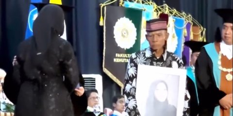 Momen Haru Orang Tua Gantikan Putrinya Wisuda di UGM, Sang Anak Meninggal karena Kecelakaan