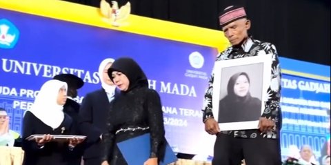 Momen Haru Orang Tua Gantikan Putrinya Wisuda di UGM, Sang Anak Meninggal karena Kecelakaan