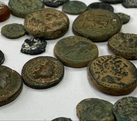 Jalan-Jalan Dekat Laut Mati, Bocah Ini Tak Sengaja Temukan Koin Raja Kuno Berusia 2.000 Tahun