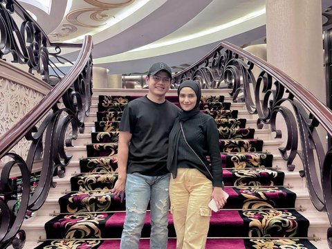 Potret Nadya Mustika Rayakan Momen Ultah Suami Bersama Baby Syaki, Sweet Banget!