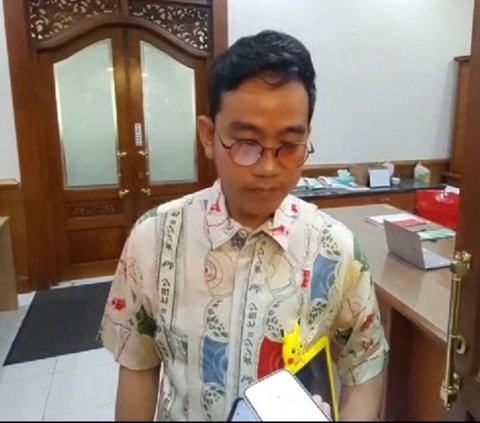 Gaya Santai Gibran Ngantor Hari Ini, Berkacamata ala John Lenon dan Tenteng Tablet Pokemon