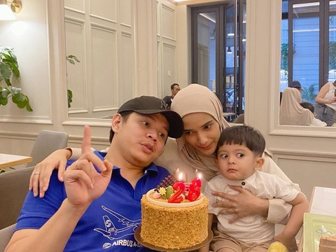 Potret Nadya Mustika Rayakan Momen Ultah Suami Bersama Baby Syaki, Sweet Banget!