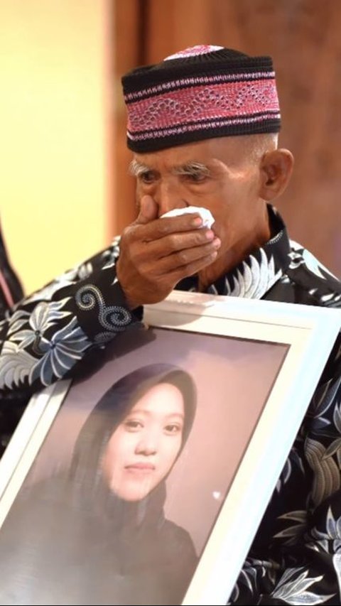 Momen Haru Orang Tua Gantikan Putrinya Wisuda di UGM, Sang Anak Meninggal karena Kecelakaan<br>